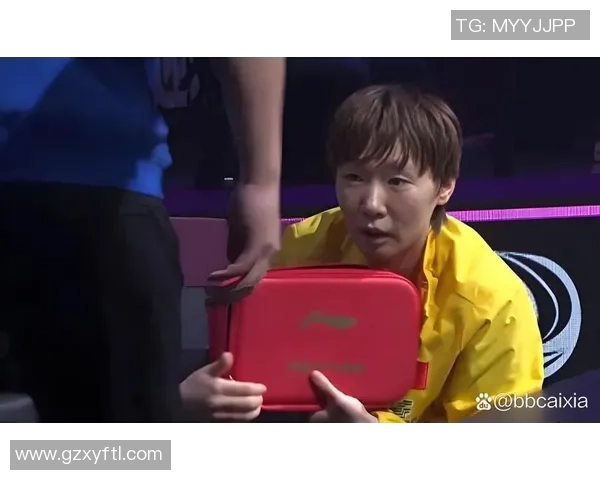 王曼昱连轴转好疲乏，赛后扶着腰和教练沟通，征战混团世界杯膀子曾不舒服